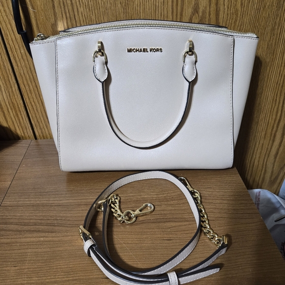 - Michael Kors bag - Picture 5 of 9